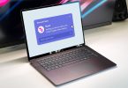 Un ordinateur portable affichant une notification de l'agent IA Microsoft Scout dans Microsoft Teams, illustrant son intégration omniprésente dans les tâches professionnelles quotidiennes.