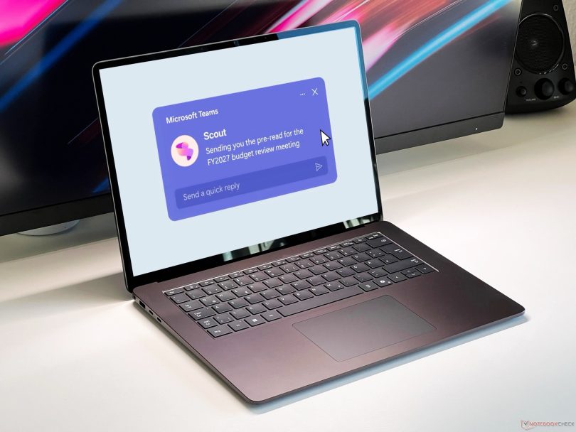 Un ordinateur portable affichant une notification de l'agent IA Microsoft Scout dans Microsoft Teams, illustrant son intégration omniprésente dans les tâches professionnelles quotidiennes.