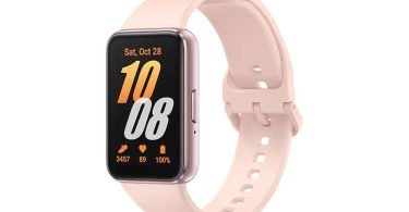 Bracelet connecté Samsung Galaxy Fit 3 en version Or Rose (Pink Gold) avec son écran AMOLED rectangulaire affichant l'heure, le suivi des pas et la fréquence cardiaque.