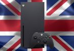 Console Xbox Series X et manette noire au premier plan avec le drapeau du Royaume-Uni en arrière-plan, symbolisant la réduction de l'écart des ventes entre Microsoft et la PS5 sur le marché britannique.