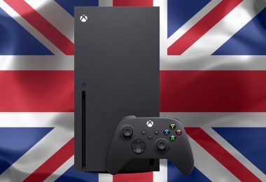 Console Xbox Series X et manette noire au premier plan avec le drapeau du Royaume-Uni en arrière-plan, symbolisant la réduction de l'écart des ventes entre Microsoft et la PS5 sur le marché britannique.