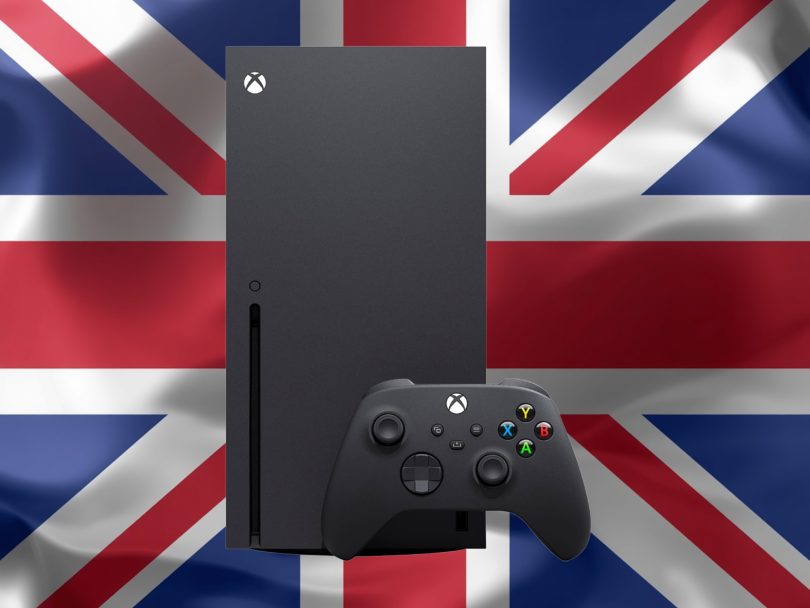 Console Xbox Series X et manette noire au premier plan avec le drapeau du Royaume-Uni en arrière-plan, symbolisant la réduction de l'écart des ventes entre Microsoft et la PS5 sur le marché britannique.