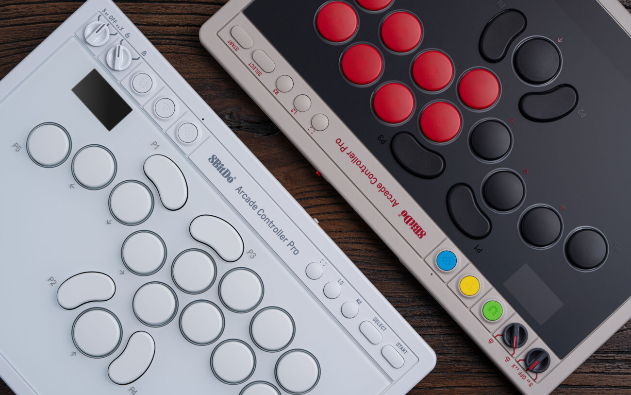 Les deux finitions du 8BitDo Arcade Controller Pro côte à côte, la White Edition toute blanche et la N Edition noire aux boutons rouges, avec boutons P1 à P5 et molettes de réglage