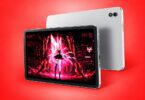 Tablette gaming Acer Shadow Knight G710 8,8 pouces vue de face avec écran 3K 165 Hz affichant un jeu, et de dos en coloris argent avec double capteur photo