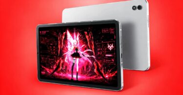 Tablette gaming Acer Shadow Knight G710 8,8 pouces vue de face avec écran 3K 165 Hz affichant un jeu, et de dos en coloris argent avec double capteur photo