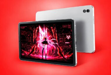 Tablette gaming Acer Shadow Knight G710 8,8 pouces vue de face avec écran 3K 165 Hz affichant un jeu, et de dos en coloris argent avec double capteur photo