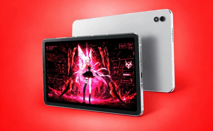 Tablette gaming Acer Shadow Knight G710 8,8 pouces vue de face avec écran 3K 165 Hz affichant un jeu, et de dos en coloris argent avec double capteur photo