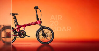 Vélo électrique pliant ADO Air 20 LiDAR rouge vu de profil sur fond orangé, roues de 20 pouces, fourche suspendue, freins à disque et transmission par courroie