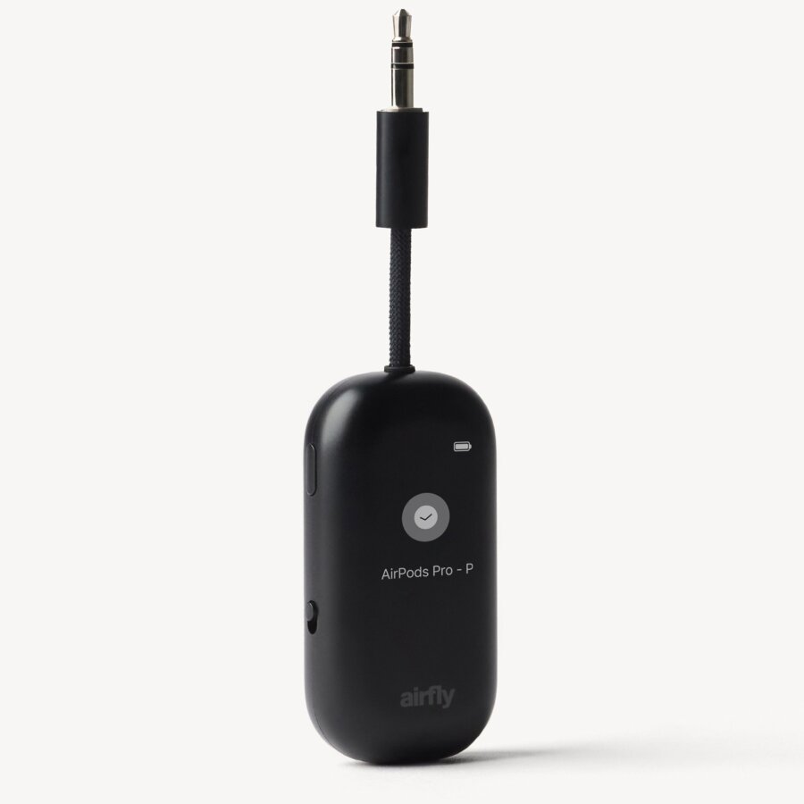 Face avant de l'adaptateur Twelve South AirFly View noir, avec son écran affichant les écouteurs appairés et son câble jack 3,5 mm intégré