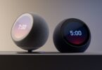 Deux réveils connectés Amazon Echo Time à écran rond de 3,2 pouces, l'un en mode jour et l'autre en mode nuit avec affichage atténué