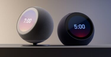Deux réveils connectés Amazon Echo Time à écran rond de 3,2 pouces, l'un en mode jour et l'autre en mode nuit avec affichage atténué