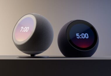 Deux réveils connectés Amazon Echo Time à écran rond de 3,2 pouces, l'un en mode jour et l'autre en mode nuit avec affichage atténué