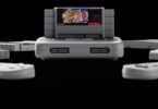 Console Analogue Super Nt+ grise avec une cartouche Super Nintendo insérée, entourée de manettes, nouvelle console rétro FPGA compatible cartouches originales en 1080p