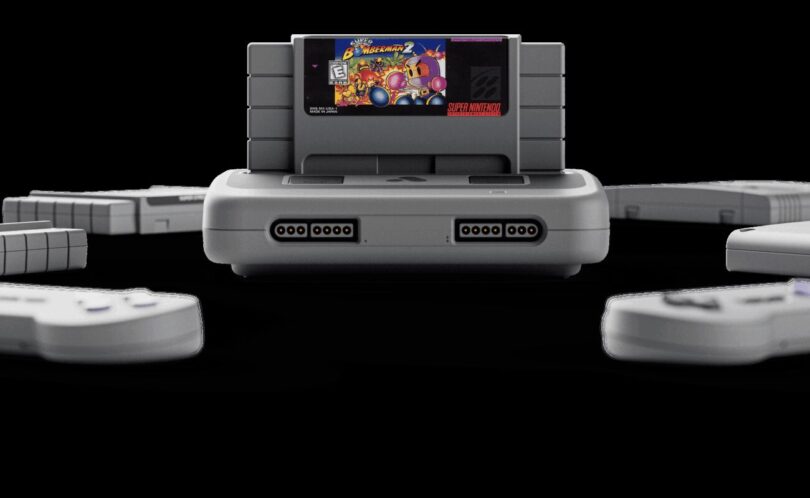 Console Analogue Super Nt+ grise avec une cartouche Super Nintendo insérée, entourée de manettes, nouvelle console rétro FPGA compatible cartouches originales en 1080p