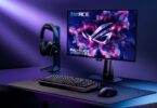 Écran Asus ROG Swift OLED PG259QWS Ace de 24,5 pouces sur un bureau gaming avec clavier, souris et casque ROG, moniteur OLED 720 Hz pour l'esport