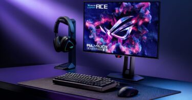 Écran Asus ROG Swift OLED PG259QWS Ace de 24,5 pouces sur un bureau gaming avec clavier, souris et casque ROG, moniteur OLED 720 Hz pour l'esport