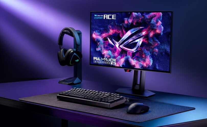Écran Asus ROG Swift OLED PG259QWS Ace de 24,5 pouces sur un bureau gaming avec clavier, souris et casque ROG, moniteur OLED 720 Hz pour l'esport
