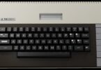 Réédition THE 800XL de l'ordinateur Atari 800XL vue de dessus, boîtier crème et noir avec clavier mécanique complet de 57 touches