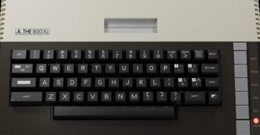 Réédition THE 800XL de l'ordinateur Atari 800XL vue de dessus, boîtier crème et noir avec clavier mécanique complet de 57 touches