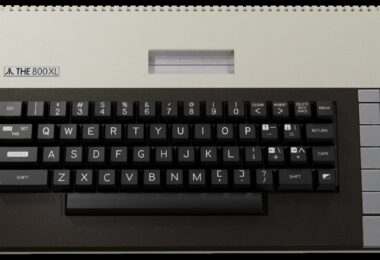 Réédition THE 800XL de l'ordinateur Atari 800XL vue de dessus, boîtier crème et noir avec clavier mécanique complet de 57 touches