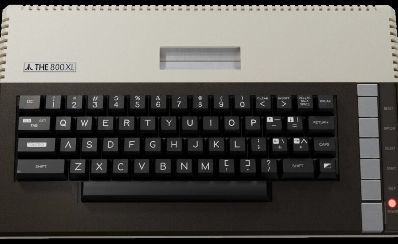 Réédition THE 800XL de l'ordinateur Atari 800XL vue de dessus, boîtier crème et noir avec clavier mécanique complet de 57 touches