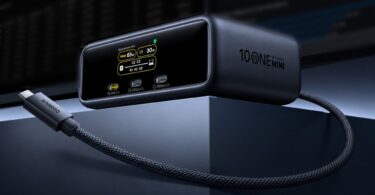 Station d'accueil Baseus Spacemate RD1 Mini 10 en 1 avec écran d'état affichant la puissance de charge, ports USB-C en façade et câble USB-C tressé intégré, sur un bureau à deux moniteurs