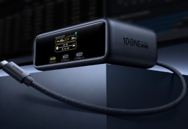 Station d'accueil Baseus Spacemate RD1 Mini 10 en 1 avec écran d'état affichant la puissance de charge, ports USB-C en façade et câble USB-C tressé intégré, sur un bureau à deux moniteurs