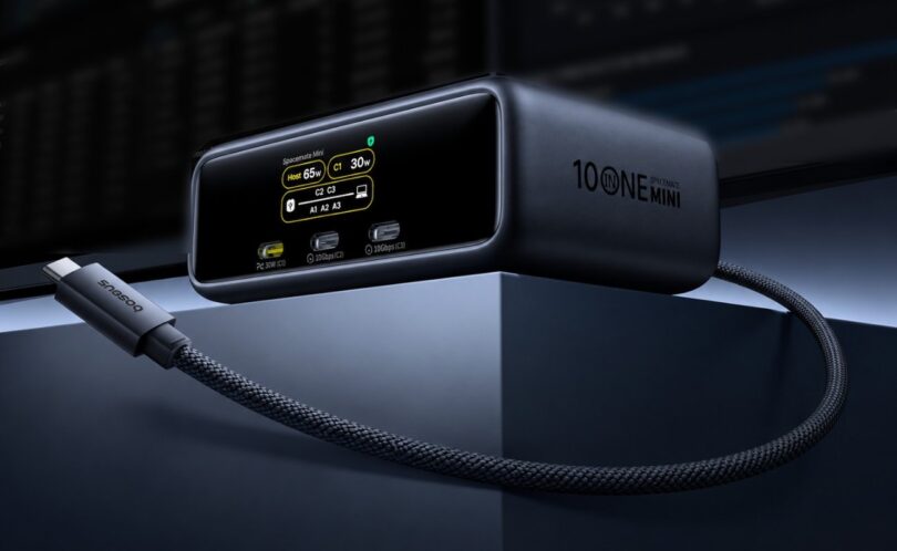 Station d'accueil Baseus Spacemate RD1 Mini 10 en 1 avec écran d'état affichant la puissance de charge, ports USB-C en façade et câble USB-C tressé intégré, sur un bureau à deux moniteurs