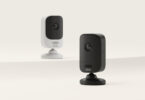 Deux caméras de surveillance Blink Mini 4K+, une blanche et une noire, sur leur pied, première caméra 4K de la marque Blink