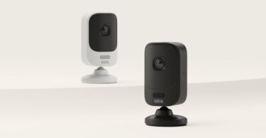 Deux caméras de surveillance Blink Mini 4K+, une blanche et une noire, sur leur pied, première caméra 4K de la marque Blink