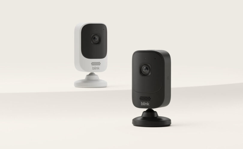 Deux caméras de surveillance Blink Mini 4K+, une blanche et une noire, sur leur pied, première caméra 4K de la marque Blink