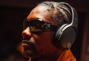 Homme portant le casque circum-auriculaire Skullcandy Crusher 1080 ANC noir, équipé de la réduction de bruit et de l'audio spatial Bose, illustration du rachat de Skullcandy par Bose