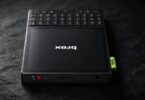 Smartphone Brax Wink noir posé sur une surface sombre, avec son écran OLED de 4 pouces, son clavier QWERTY physique au-dessus et l'interrupteur de confidentialité rouge sur la tranche