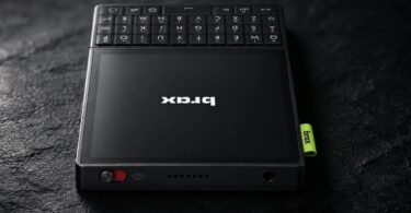 Smartphone Brax Wink noir posé sur une surface sombre, avec son écran OLED de 4 pouces, son clavier QWERTY physique au-dessus et l'interrupteur de confidentialité rouge sur la tranche