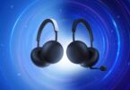 Casques sans fil PlayStation Pulse et Pulse Edge pour PS5, à transducteurs planar magnétiques, sur fond bleu officiel Sony, le Pulse Edge avec son micro perche amovible