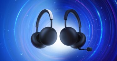 Casques sans fil PlayStation Pulse et Pulse Edge pour PS5, à transducteurs planar magnétiques, sur fond bleu officiel Sony, le Pulse Edge avec son micro perche amovible