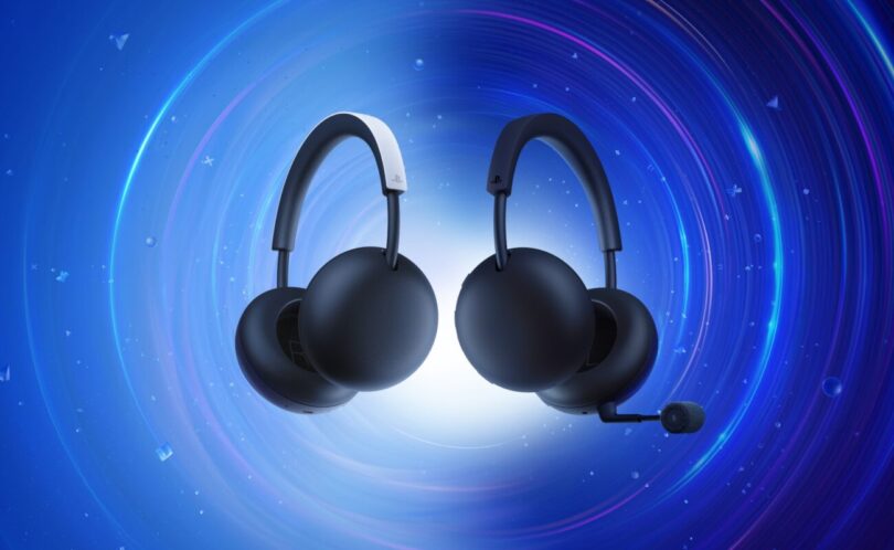 Casques sans fil PlayStation Pulse et Pulse Edge pour PS5, à transducteurs planar magnétiques, sur fond bleu officiel Sony, le Pulse Edge avec son micro perche amovible