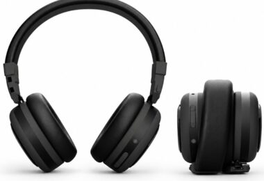 Casque Bluetooth TDM Neo coloris Onyx Black présenté à côté de son écouteur tourné en mode enceinte portable, sur fond blanc