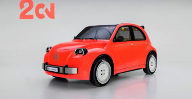 Citroën 2 CV Concept 100 % électrique présentée au Mondial de Paris 2026, vue de trois quarts avant avec phares ronds, jantes de 18 pouces et plaque numérique