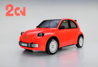 Citroën 2 CV Concept 100 % électrique présentée au Mondial de Paris 2026, vue de trois quarts avant avec phares ronds, jantes de 18 pouces et plaque numérique