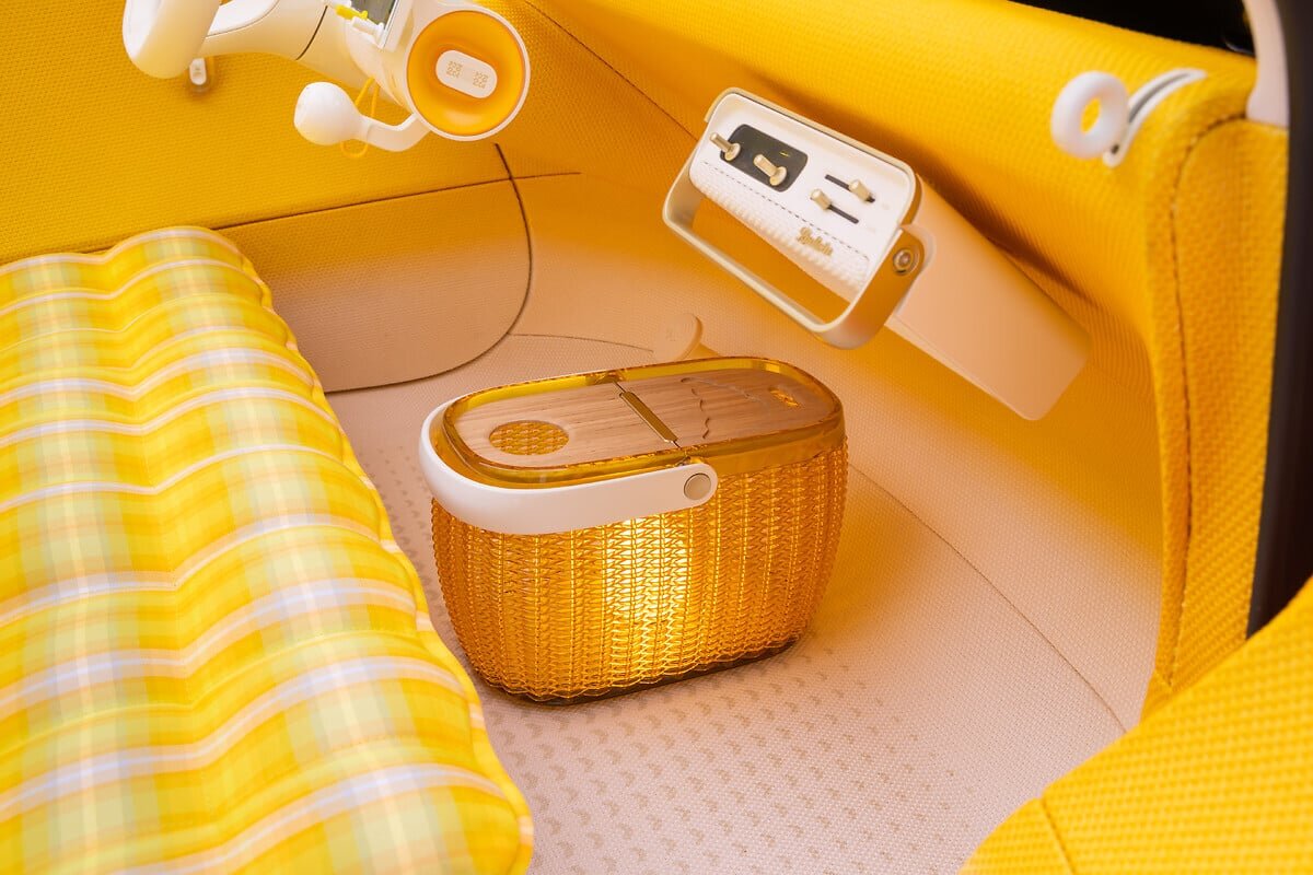 Habitacle jaune de la Citroën 2 CV Concept avec banquette à carreaux, panier de rangement amovible imprimé en 3D et radio amovible Radioën