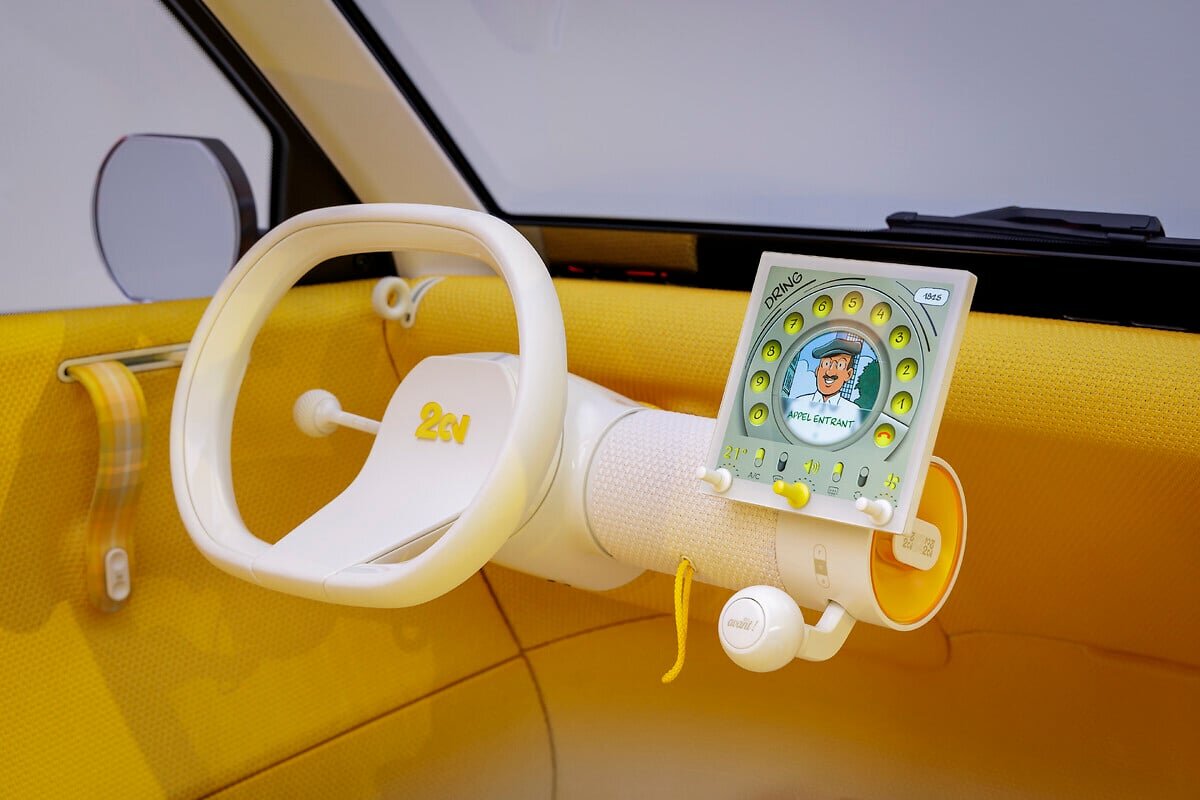 Poste de conduite de la Citroën 2 CV Concept avec volant blanc, cylindre central et écran tactile carré de 8 pouces aux graphismes de bande dessinée