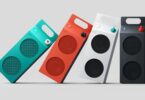 Les quatre coloris de l'enceinte Bluetooth CMF Speaker M de Nothing (turquoise, orange, blanc et gris foncé) alignés, avec leur forme de brique de lait et leur poignée intégrée