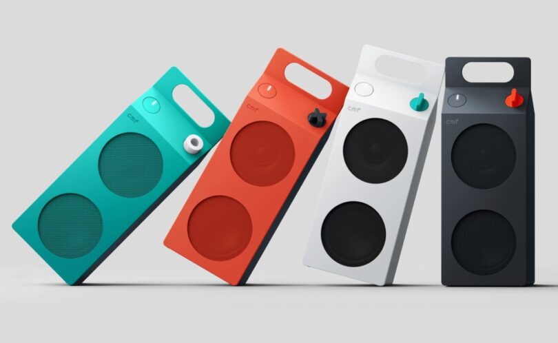 Les quatre coloris de l'enceinte Bluetooth CMF Speaker M de Nothing (turquoise, orange, blanc et gris foncé) alignés, avec leur forme de brique de lait et leur poignée intégrée