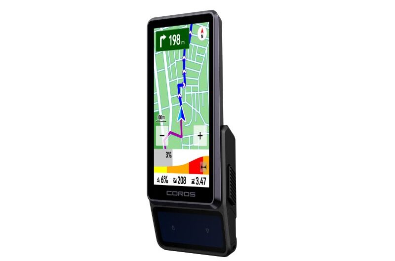 Coros Dura 2 Solar sur son support, écran tactile affichant une carte avec itinéraire et profil d'altitude, panneau solaire visible sous l'écran