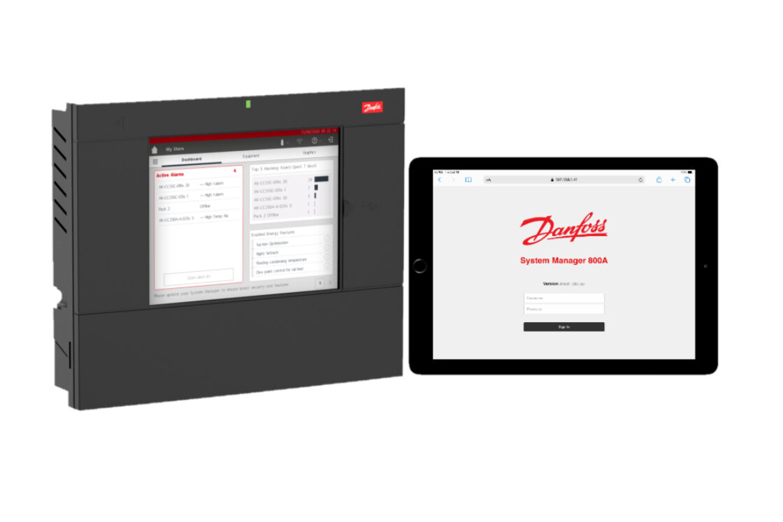 Contrôleur Danfoss System Manager 800A à côté d'une tablette affichant son interface de connexion à distance via un navigateur web
