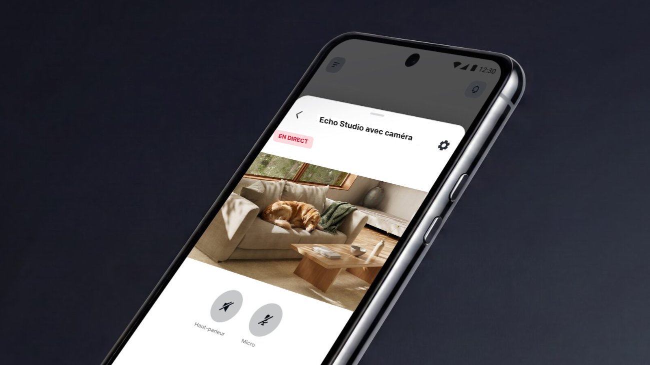 Smartphone affichant la vue en direct de l'Echo Studio avec caméra dans l'appli Alexa, avec boutons pour couper le haut-parleur et le micro