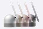Quatre Apple HomeView vus de dos en argent, lumière stellaire, rose et gris sidéral, avec leur écran de 7 pouces relié par une charnière en acier à un socle haut-parleur en forme de dôme