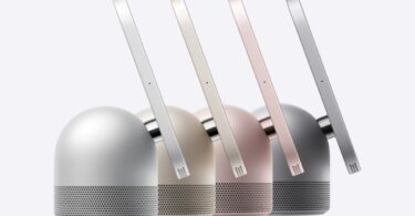 Quatre Apple HomeView vus de dos en argent, lumière stellaire, rose et gris sidéral, avec leur écran de 7 pouces relié par une charnière en acier à un socle haut-parleur en forme de dôme