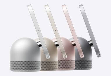 Quatre Apple HomeView vus de dos en argent, lumière stellaire, rose et gris sidéral, avec leur écran de 7 pouces relié par une charnière en acier à un socle haut-parleur en forme de dôme